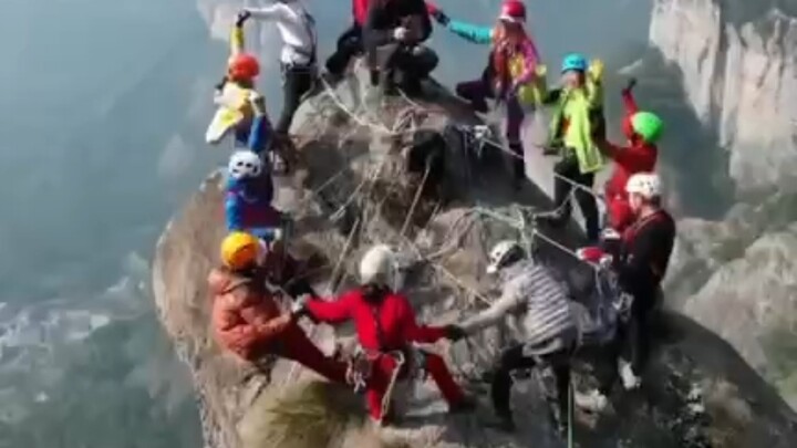 Hễ mà một mẻ keo cấy thép bị pha ít là lũ anh em này lại khóc ròng