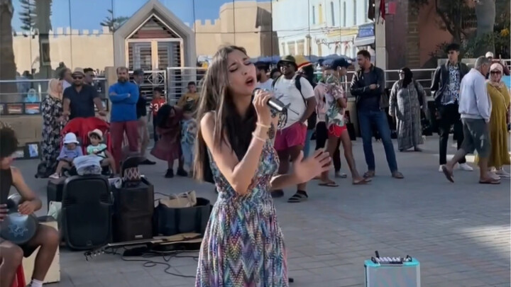 Menciptakan lagu pertamaku di Maroko, kupersembahkan untuk keluarga Tiongkok di Festival Pertengahan