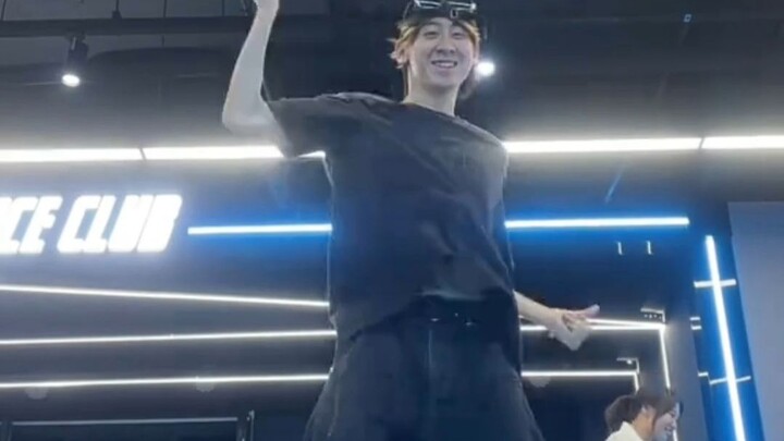 Just thinking that Xu Minghao might come across this and show it to his teammates makes me laugh.