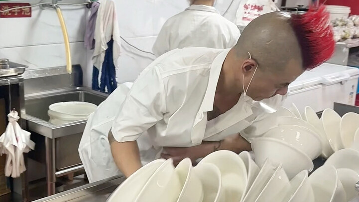 被南京老板震撼到了！！7.5一碗馄饨，老板的表演就值6块～