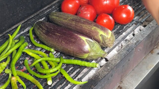 The pounded eggplant hidden in the vegetable market costs six yuan a portion and is sour and spicy a