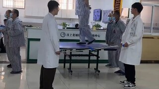 Pasien di rumah sakit jiwa menari—entah mereka gila atau tidak, yang jelas mereka menikmati sekali m