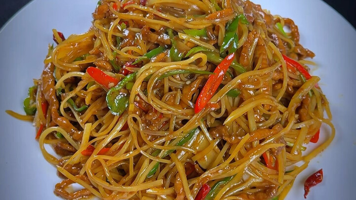 Today’s dish: shredded potatoes stir-fried with pork #knife skills #home-style cooking #rice-accompa