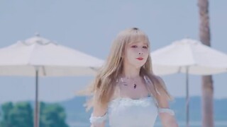 [Vertical screen] Bare feet are the real summer atmosphere!