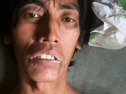 Tolong aku, teman-teman! Kalau bukan karena desakan hidup, siapa yang mau jadi badut?