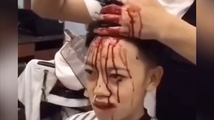 คนที่เดินออกจากร้านตัดผมด้วยน้ำตา