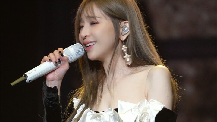 “No Emotions, No Secret Longing, No Looking Back” — Wang Xinling | In the Café Where Youth Gets Lost