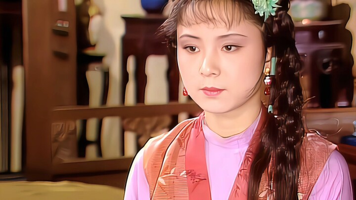 “Pinggang ramping bak ular air, bahu sempit, di antara alis dan mata mirip Lin Daiyu”