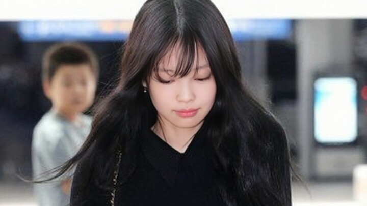 Model dasar yang mudah dipadukan untuk tampilan berkelas! JENNIE di bandara, menuju Paris Fashion We