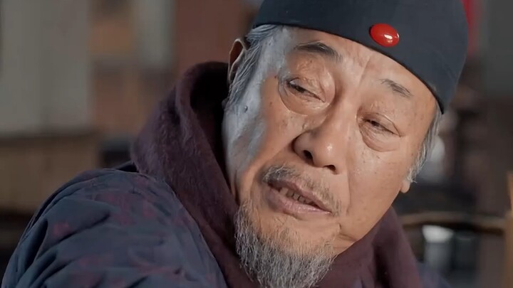 لا تنظر إلى سنه المتقدمة، فما زال قادرًا بسهولة على ترويض بضعة بلطجية.