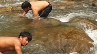 Hand Fishing in Nepal | Himalayan Trout Fishing with Bare Hand | Hatkela Fishing |