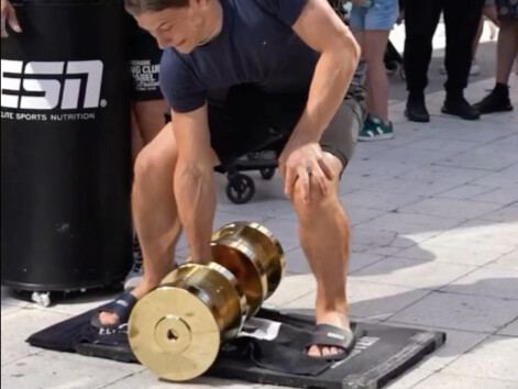 Có ai nâng nổi quả tạ vàng nặng 320 cân không?