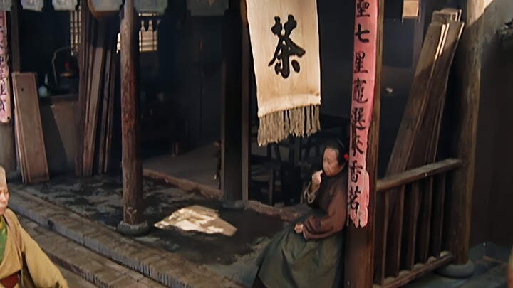 Hóa ra cái chi tiết ngồi vắt chân trước cửa nhai hạt dưa này là do chính cô ấy yêu cầu thêm vào, cản