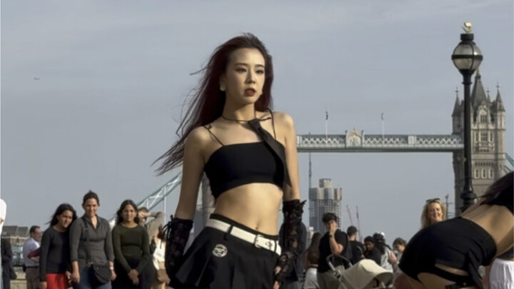 [Play Youth With You] Chinese Woman Runs Amok in the UK