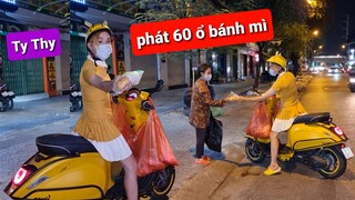 Ty Thy đi phát 60 ổ bánh mì cho người nghèo sống lang thang - Ẩm thực Cha Rồng