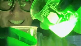 Can this chemical pigment glow? The chemistry teacher didn't turn on the lights for the experiment t