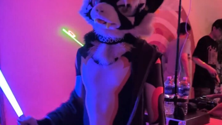 حفلة الدي جي الخاصة بصديقي الليلة الماضية