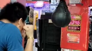 มือแหกเลย ช่างติดตั้งเครื่องเล่นผิดตำแหน่ง วางข้างเสา ต่อยหมัดแรก โมเมนตัมเหวี่ยงไปโดนข้างเสาจนได้🩸