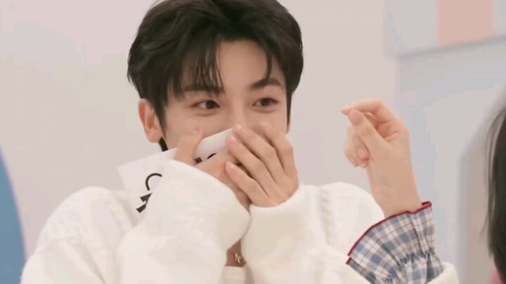 Thật sự dễ thương quá dễ thương luôn á á á! Ai nhìn mà chẳng bảo cậu ấy dễ thương chứ!