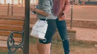 gimana gak sakit tu burungnya wkwwkw