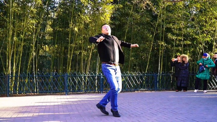 Dean Jiang Tiehong's passionate dance performance of "Wild Goose" is professional and beautiful. Let