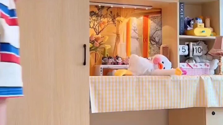 Mọi người đến xem cuộc sống ký túc xá của mình đi, cuộc sống của cô gái trẻ thật rực rỡ biết bao!