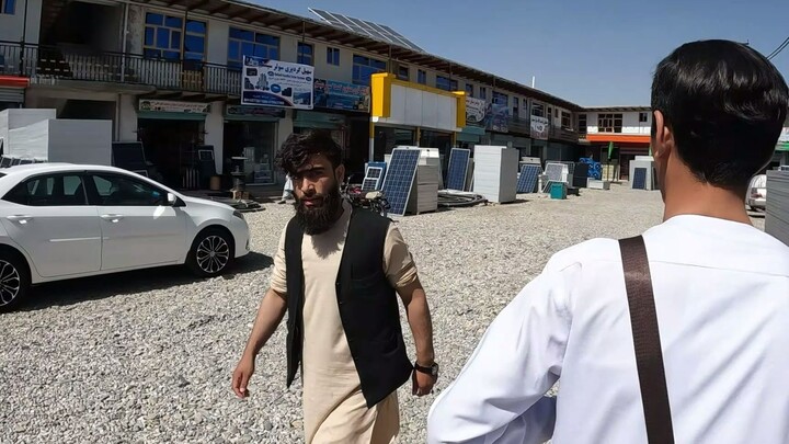 نقص الكهرباء يجعل الألواح الشمسية المحلية تهيمن على سوق أفغانستان، ويتحدث التجار مع بعضهم البعض بالص