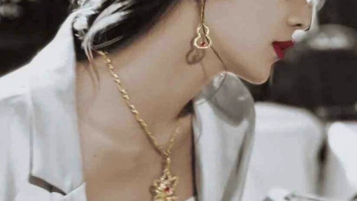 So what if we’ve got a flat head? We’re still dominating everywhere! A beauty you can’t look away fr