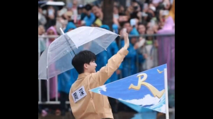 นับตั้งแต่โจวเซินลงจากรถ ทันใดนั้นก็เกิดเสียงเชียร์ดังสนั่นนานสามสิบวินาที ตอบรับด้วยสายตาหันมองและฝ