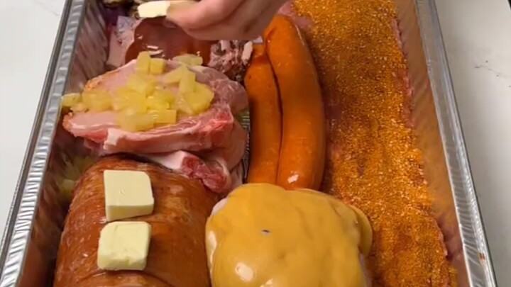 Makanan mewah yang disiapkan oleh seorang miliarder kulit putih Amerika untuk keluarganya