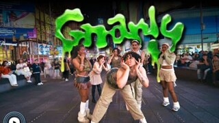 KATSEYE's <Gnarly> dance suddenly appeared in New York's Times Square, setting the streets on fire!