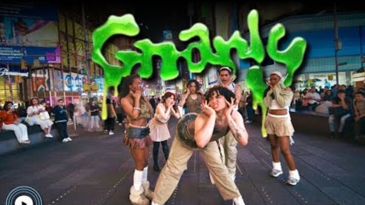 Điệu nhảy <Gnarly> của KATSEYE bất ngờ xuất hiện tại Quảng trường Thời đại ở New York, khiến đường p