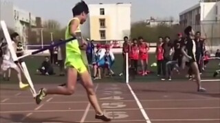 في كل عام في اجتماع الرياضة المدرسية هناك شخص قريب من أن يكون إلهًا!