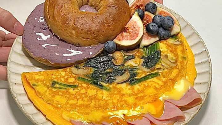 ดื่มด่ำกับการทำอาหารเช้า｜เบเกิลบลูเบอร์รี่ ไข่เจียวผักโขมเห็ดแชมปิญองชีส และลาเต้มะพร้าวสด