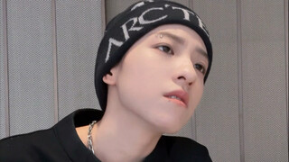 ชายสามคนที่อยู่หน้าร้านกำลังต่อสู้กันด้วยเวทมนตร์