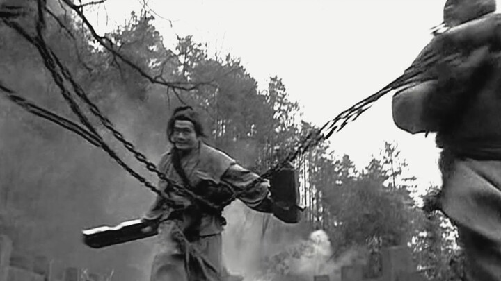 Like a lion shaking the heavens as it descends from the clouds, or a fearsome pixiu trembling the ea