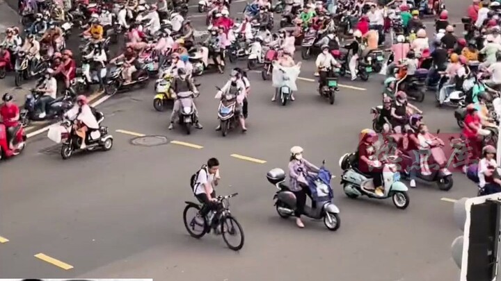 جيش دراجات هاينان الكهربائية يجتاح بقوة وحماسة!