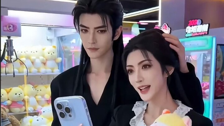 หนานกง วั่น กับ หานลี่ — เล่นตู้จับตุ๊กตา “สาวแก๊งกะลาสีกับพี่ใหญ่”