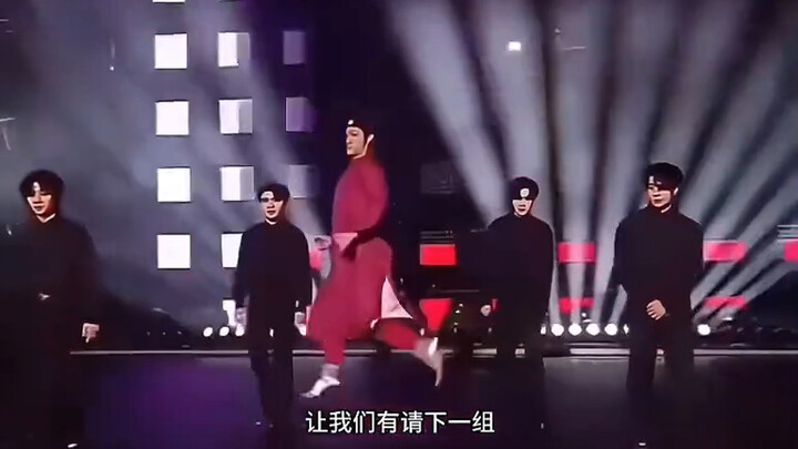 Baru saja tertawa sekali, muncul dua penjaga berpakaian brokat dari bawah tempat tidur