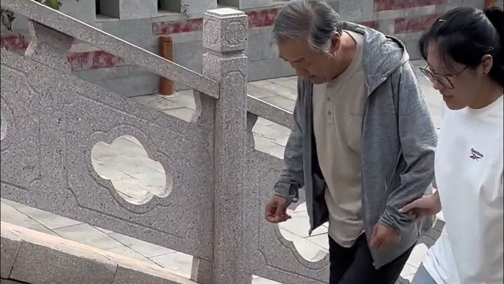 Ji Changming’s recent update: hiking in the mountains with his granddaughter