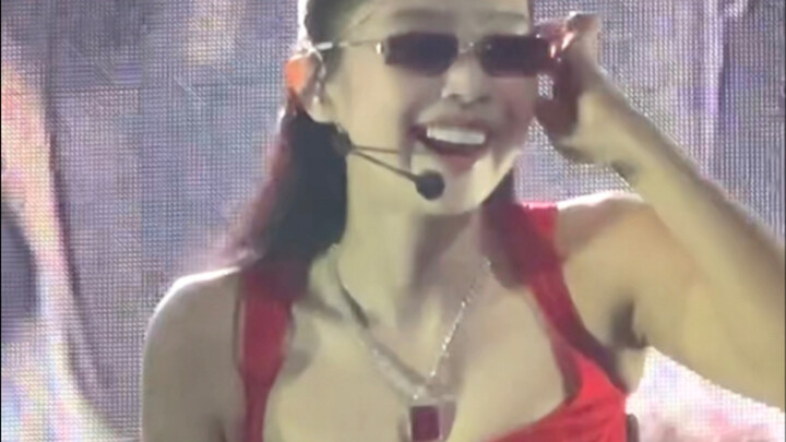 Jennie, pleasantly surprised by her fans’ cheering, took off her in-ear monitors—the crowd sang even