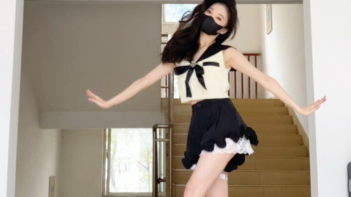 I want to hold your hand and stroll together under the moonlight.