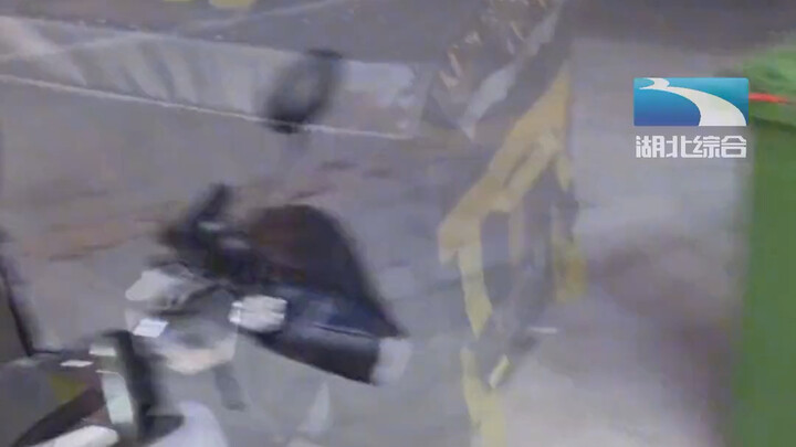 المدير يشتغل في ميتوان للتوصيل ليصرف رواتب الموظفين