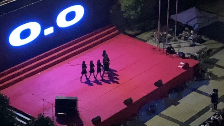 The high school downstairs is rehearsing NMIXX OO, so cool