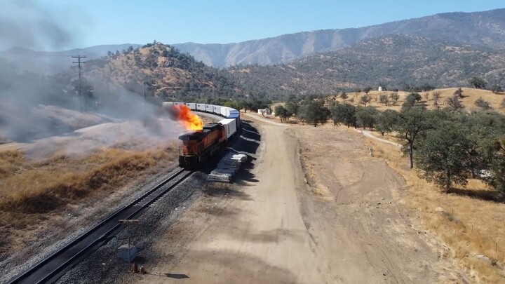 TRAIN ON FIRE!!! BNSF RAILWAY DPU catches fire in Tehachapi! Full Video with footage of firefight !!