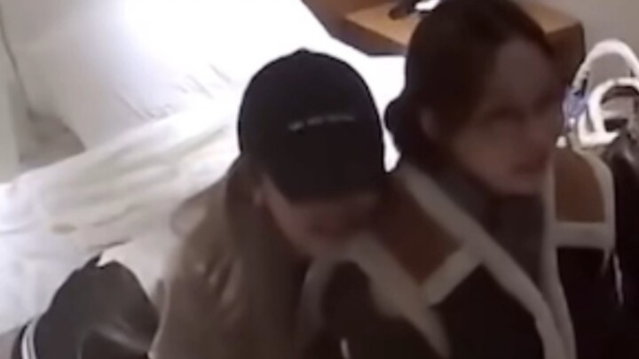 【Dongning】How adorable Ningning is when her sister touches her legs