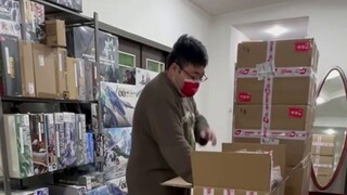 Kabuda's plastic man's unboxing first issue