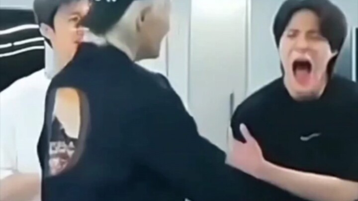 Lý Đế Nỗ: Có người không, cứu chó với!