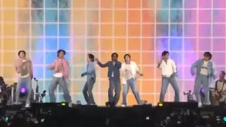 Taehyung doing his hand trick again in busan concert ­ЪўЂ­Ъњю­Ъњю
