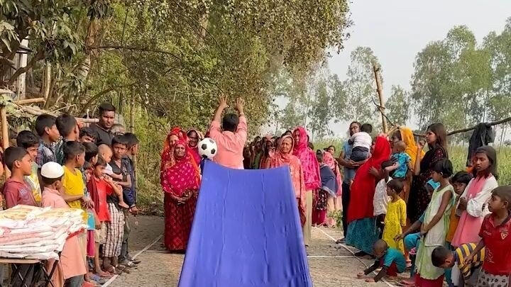 গ্রামের মহিলাদের কাপড়ে বল গড়িয়ে গর্তে ফেলে শাড়ি থ্রিপিচ জেতার চ্যালেঞ্জআজব খেলায় কে কে পুরষ্কার জিতে